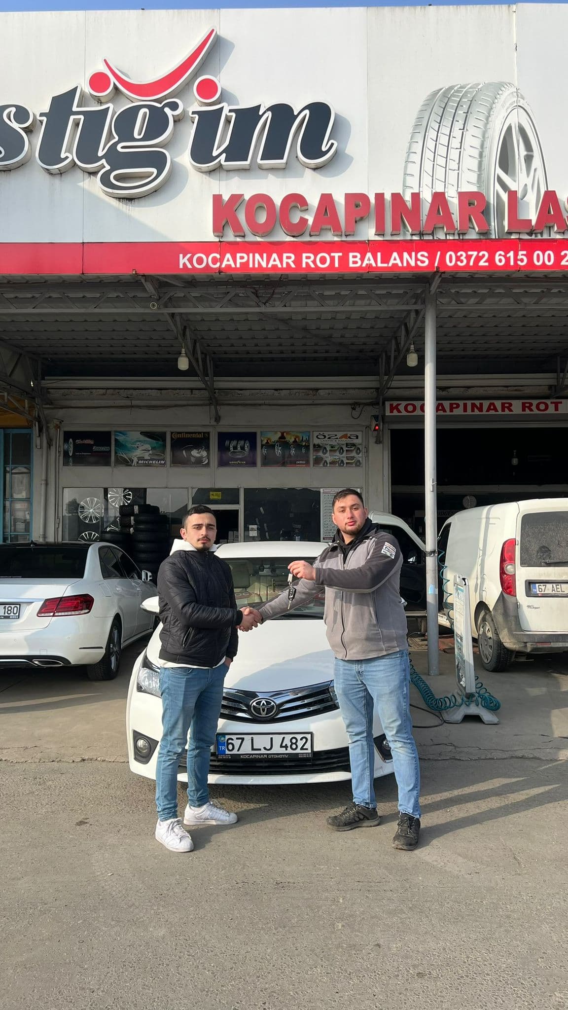 Toyota araç teslimi - Dükkan önü